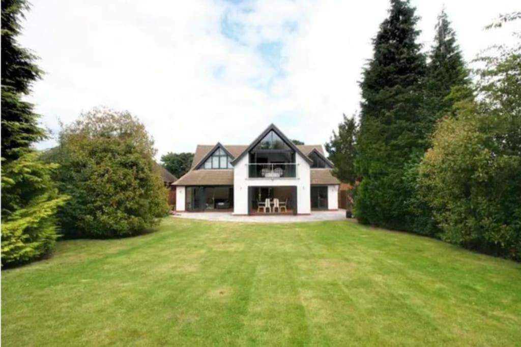 Holiday home Luxury House In
